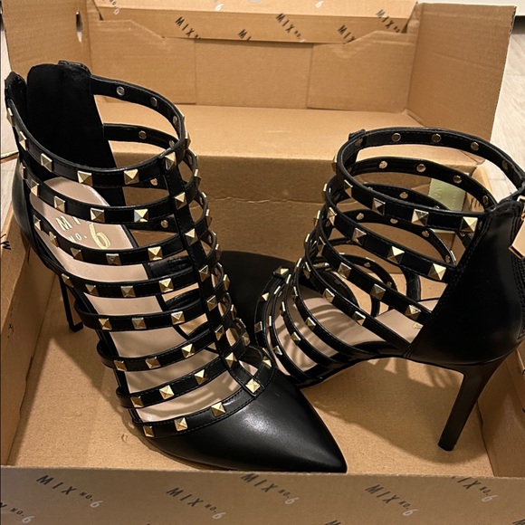 Mix No. 6 (NWT) Daniela Black and Gold Studded Pumps - Picture 7 of 9